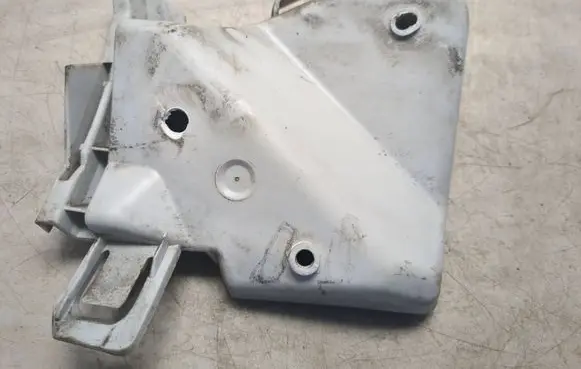 Rear bumper mounting bracket