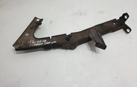 Audi A5 8T 8F Fender mounting bracket 8T0821135C