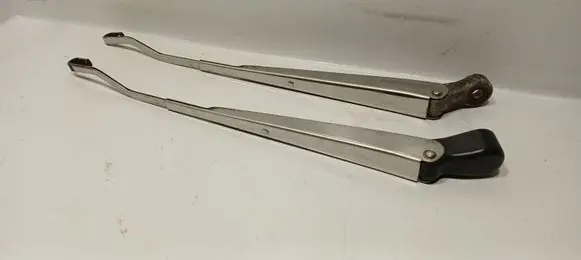 Nissan Patrol Y60 Front wiper blade arm