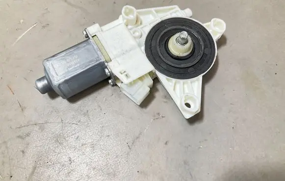 Mercedes-Benz Vito Viano W447 Front door window regulator motor A4479063500 0130822312