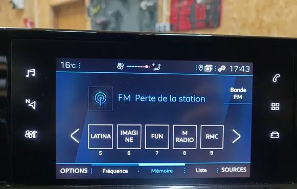 Peugeot 208 Screen/display/small screen 9838129680 E456386C