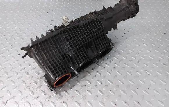 BMW 1 F40 Intake manifold 8655825 23031741532