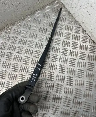 Rear wiper blade arm