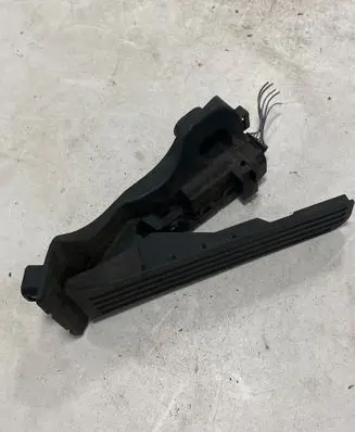 Accelerator throttle pedal