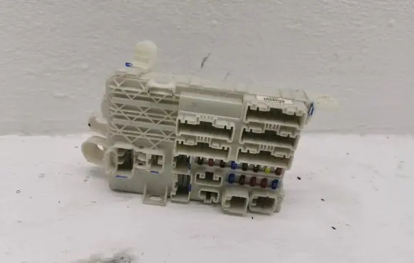 Toyota Hilux (N50, N60, N70) Fuse box set