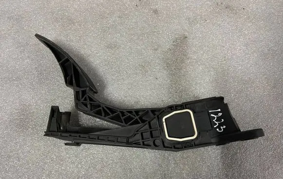 Mercedes-Benz ML W164 Accelerator throttle pedal a1643000104 1643000104