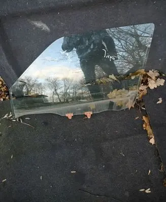 Nissan Juke I F15 Front door window glass four-door