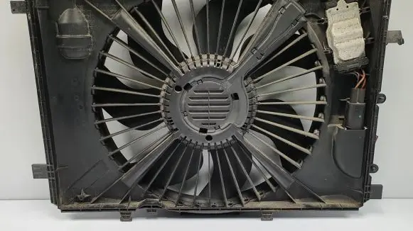 Mercedes-Benz CLS C218 AMG Electric radiator cooling fan A2045000755