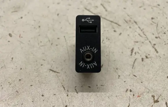 BMW 5 F10 F11 AUX in-socket connector 9237653