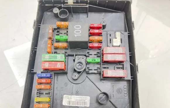 Volkswagen PASSAT B7 Fuse box set 8G180509 1K0937132F 0923449336E