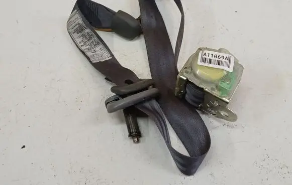 Toyota Previa (XR30, XR40) II Rear seatbelt 