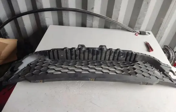 Iveco Daily 6th gen Front bumper lower grill