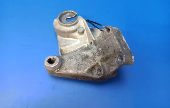 Mercedes-Benz 380 560SEC C126 Engine mounting bracket R1162235104