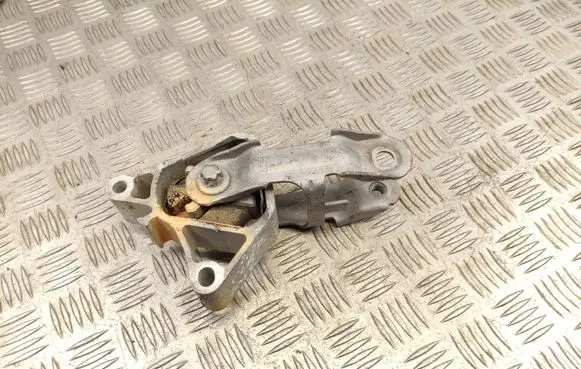 Mercedes-Benz CLA C117 X117 W117 Engine mount bracket