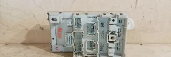 Toyota RAV 4 (XA20) Fuse module 8273342080 1J290935