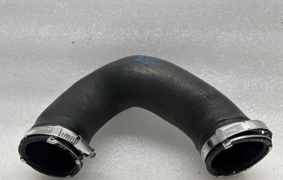 Audi Q7 4L Intercooler hose/pipe 7L6145972E