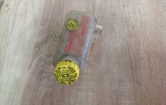 Brake fluid reservoir