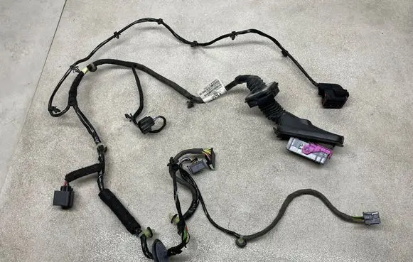 Opel Zafira C Front door wiring loom 13435946