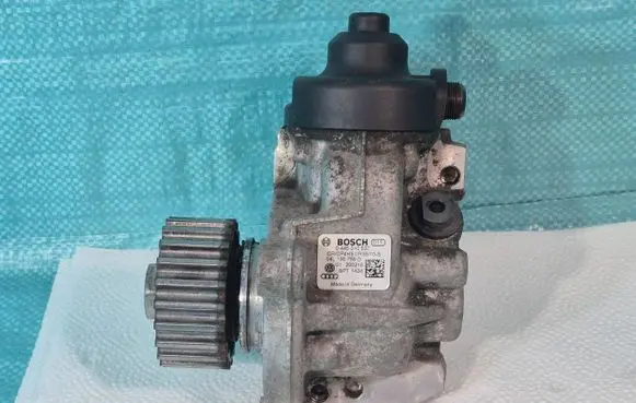 Volkswagen PASSAT B8 Fuel injection high pressure pump 04L130755D 0445010537