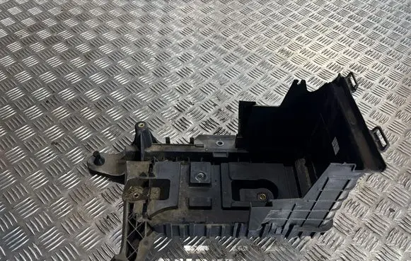 Volkswagen Tiguan Battery tray 1K0915333