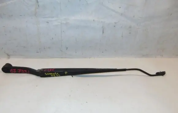 KIA Sorento Front wiper blade arm 983203E000