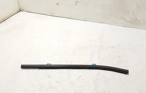 Chevrolet Silverado Rear door trim (molding) 84842457