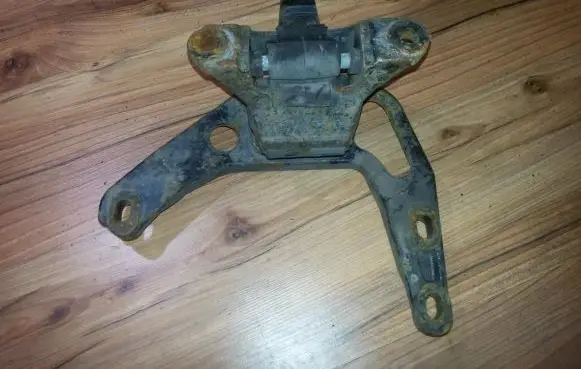 Engine mount bracket