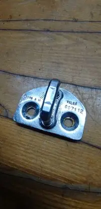 Renault Megane III Front door lock loop/hook striker 007112