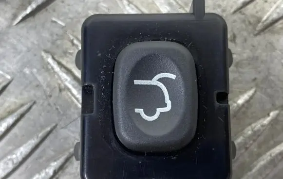 Jeep Grand Cherokee Tailgate/boot open switch button 04602751AA