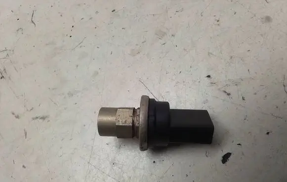 Volkswagen Golf V Air conditioning (A/C) pressure sensor 1J0959126