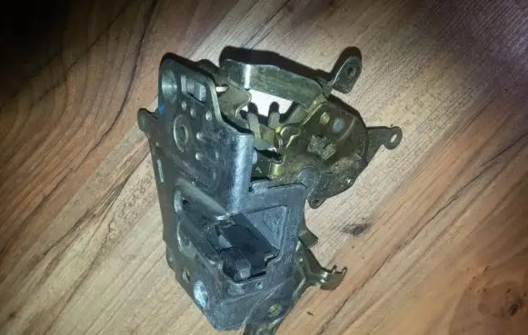 Mercedes-Benz C W202 Rear door lock 2027300535