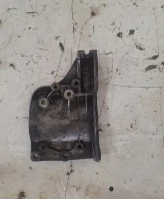 Suzuki Swift I Engine mounting bracket