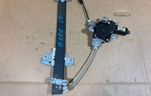 Hyundai Getz Front door window regulator with motor F00S1A2415