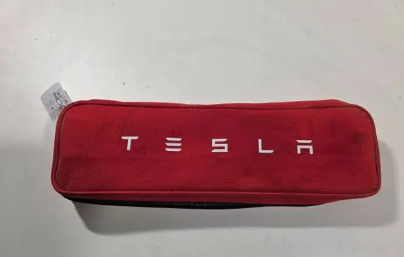 Tesla Model 3 First aid kit P1475076-00-C