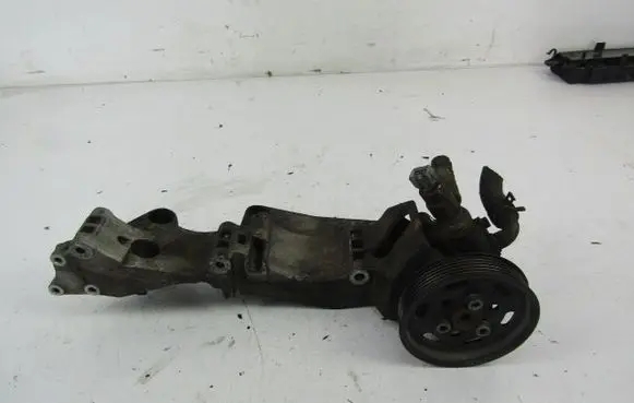 Volkswagen Golf IV Power steering pump 06A903143H