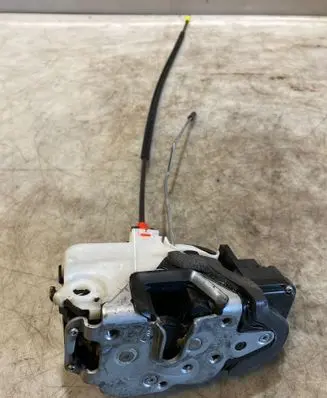 Opel Cascada Front door lock 3023880