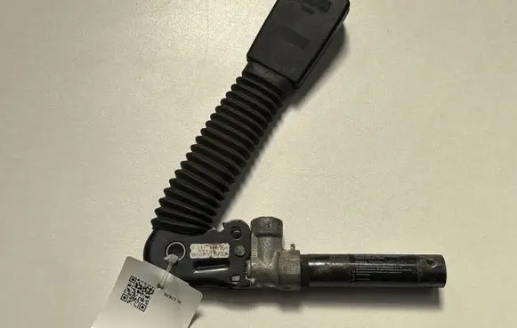 BMW 3 E46 Front seatbelt buckle 8257788