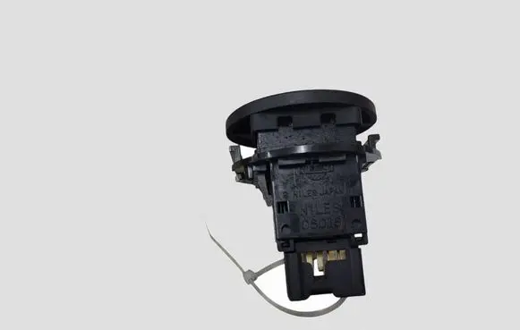 Nissan X-Trail T30 Hazard light switch 06016