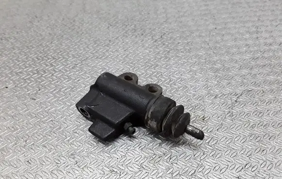 Nissan X-Trail T30 Clutch slave cylinder 
