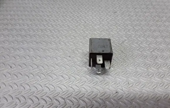 Volkswagen PASSAT B5 Other relay 8D0951253A