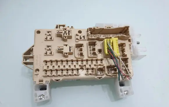 Toyota Corolla Verso AR10 Fuse module 892210F010
