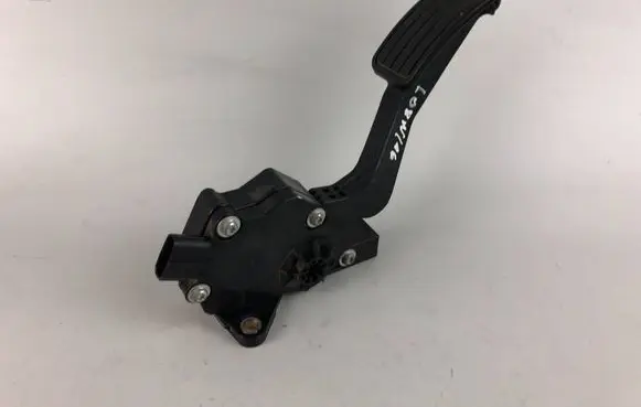 Accelerator throttle pedal