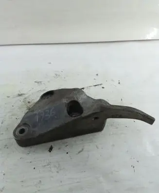 Engine mounting bracket