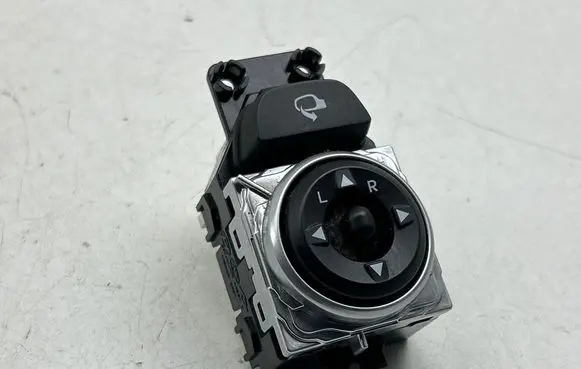 Hyundai i30 Wing mirror switch 39Y4811110
