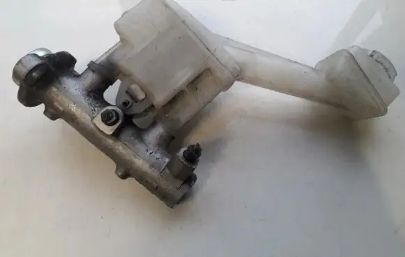 Nissan X-Trail T30 Master brake cylinder