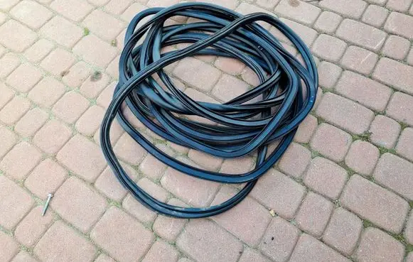 Opel Insignia B Front door rubber seal 