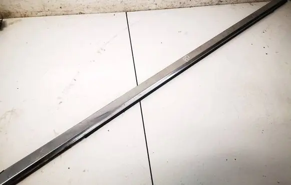 Jeep Grand Cherokee (WK) Front door glass trim molding 