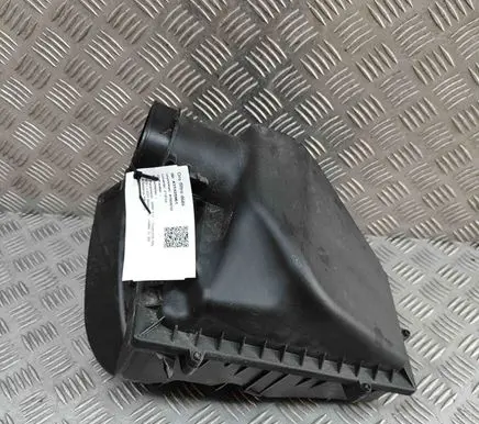 BMW 8 G14 Air filter box 7643301