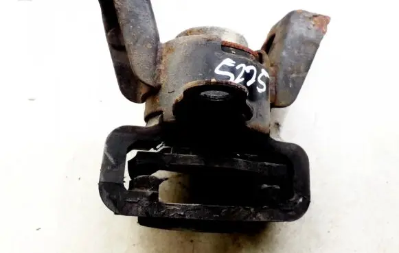Mazda 323 Engine mount bracket