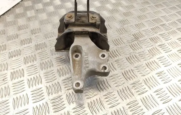 Peugeot 3008 I Engine mount bracket